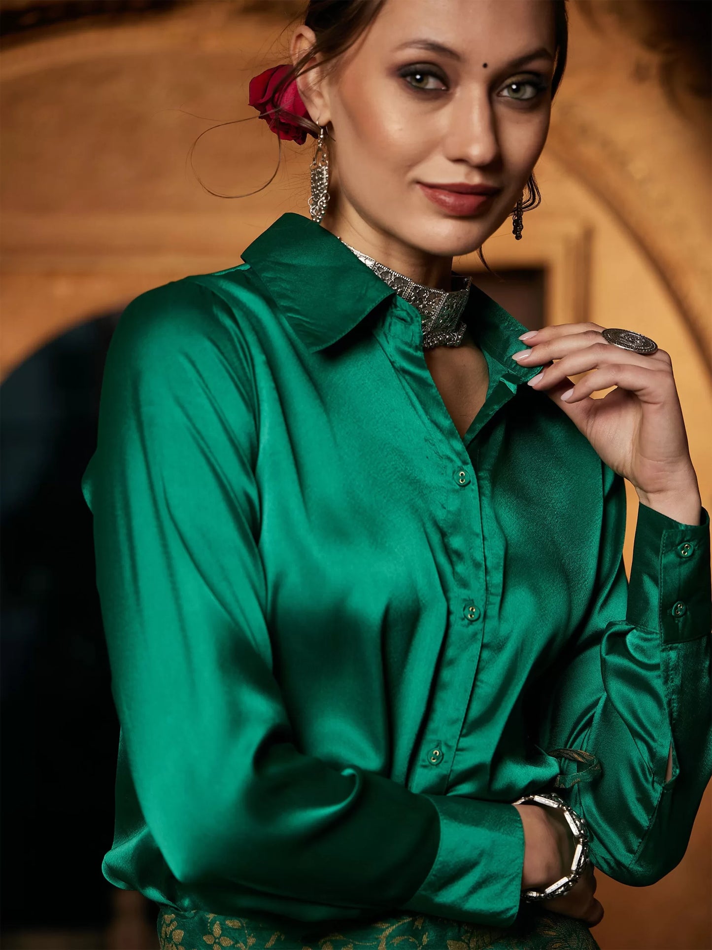 قميص نسائي عادي من الساتان باللون الأخضر من Shae by SASSAFRAS