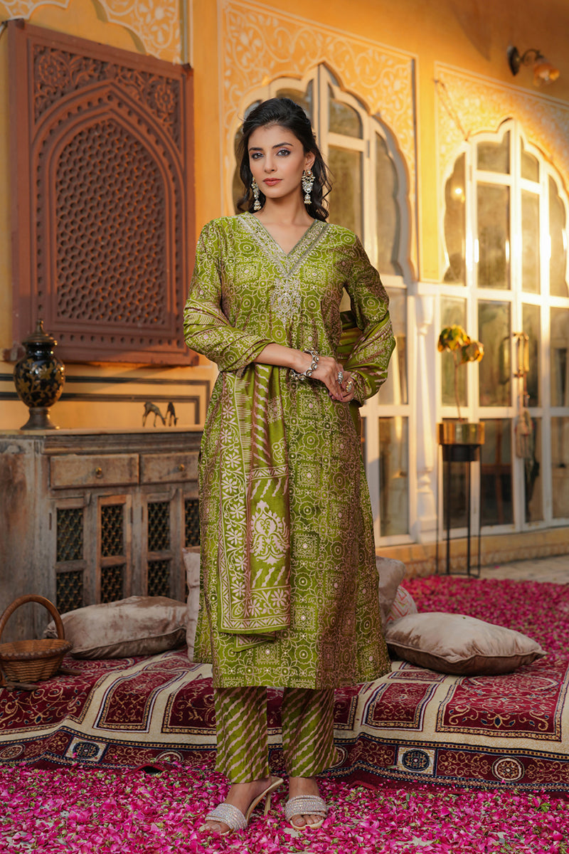green silk blend floral embroidered straight kurta trousers with dupatta skskd3122