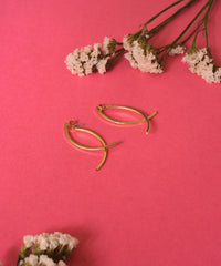 مجموعة من 2 قرط متدلي مطلي بالذهب بتصميم مميز