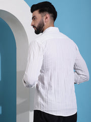 قميص كاجوال مخطط باللون الأبيض للرجال.