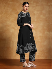Women-Bold Floral Placement Printed Flared Kurta With Trouser