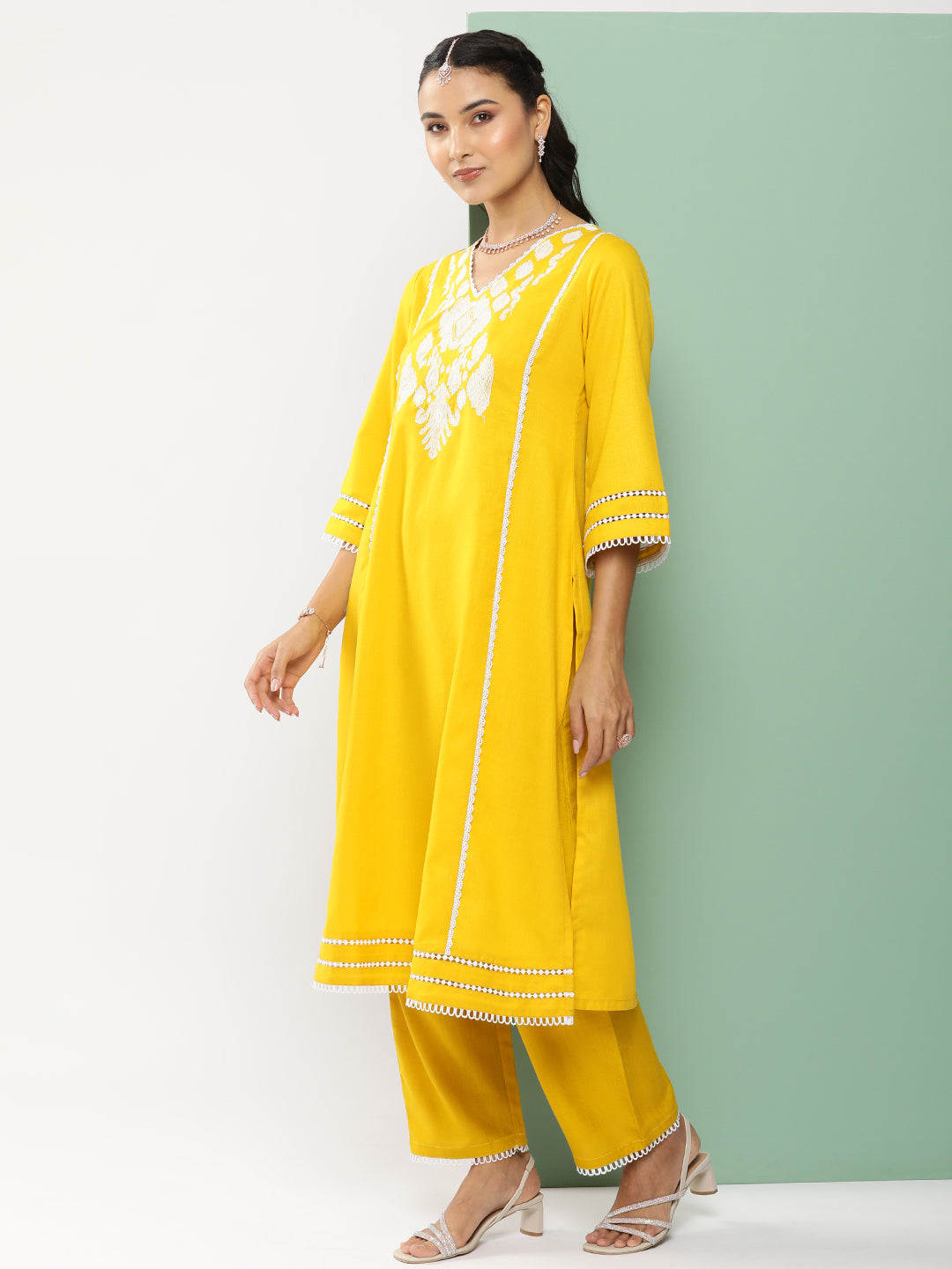 Women Ethnic Motifs Embroidered Regular Thread Work Kurta with Palazzos