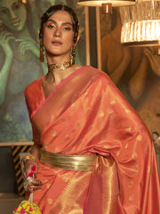 ساري نسائي من مزيج الحرير بلون الخوخ، منسوج يدوياً، مع قطعة بلوزة.