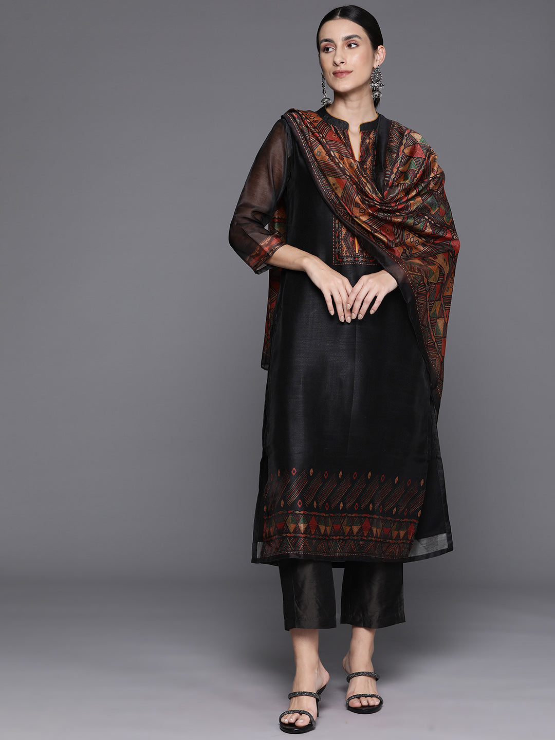 Women Black Printed Straight Kurta Paired With Solid Bottom And Printed Dupatta