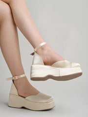 حذاء Shoetopia الأنيق باللون الذهبي الأنيق للنساء والفتيات