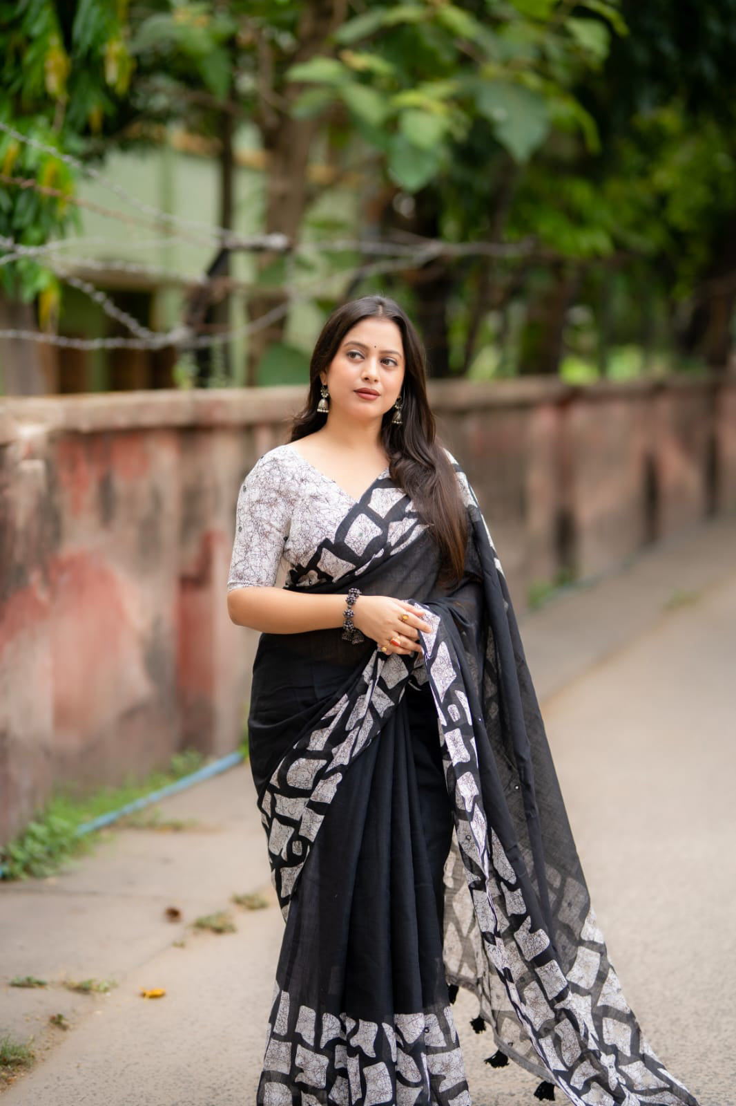 Soft linen saree with shaded style prints.