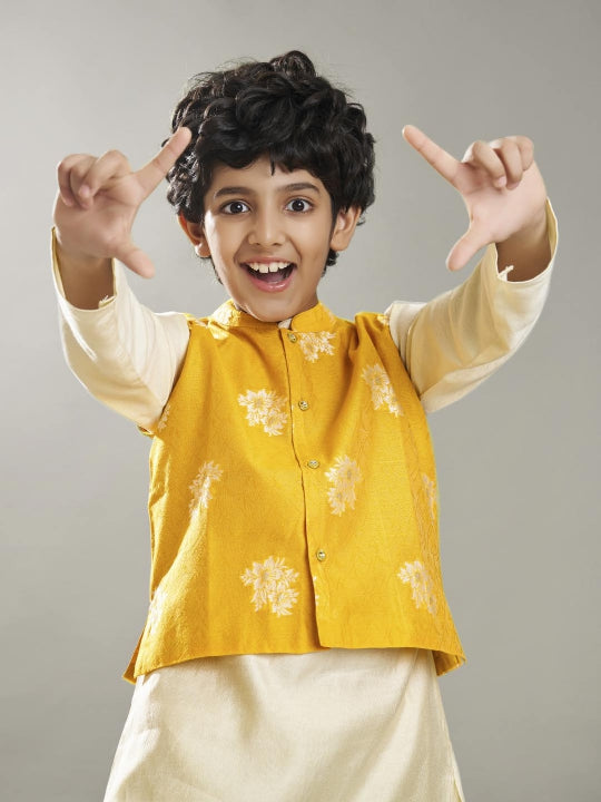 Boys off white kurta pajama with a jacquard booti jacket