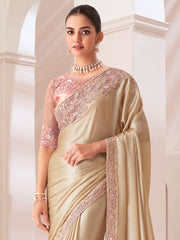 ساري نسائي فاخر من الشيفون الكريمي النقي مزين بتطريزات أنيقة، مع قطعة بلوزة.