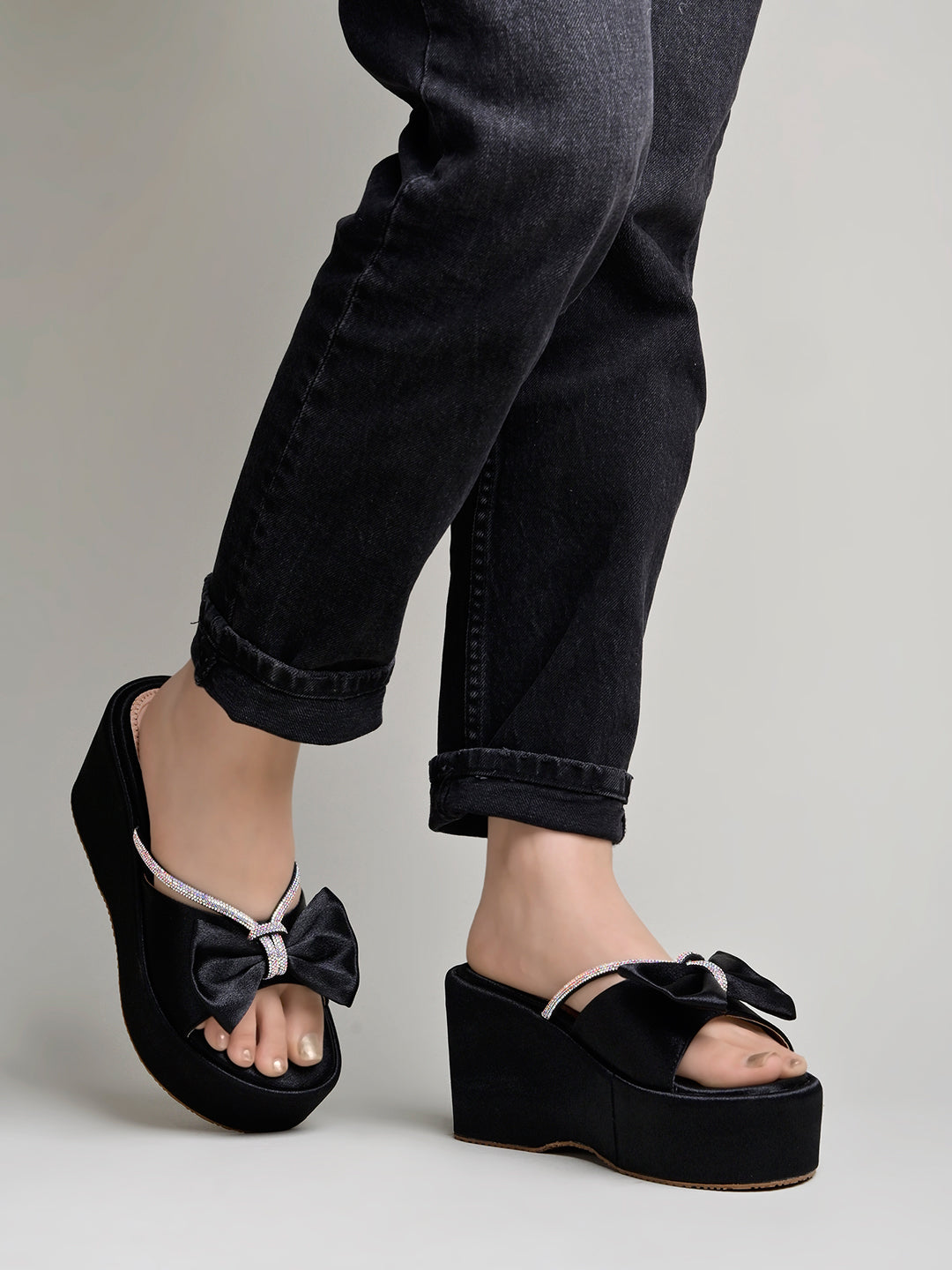 حذاء Shoetopia ذو الكعب العالي المزخرف باللون الأسود للنساء والفتيات