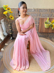 ساري نسائي من قماش الجورجيت الوردي مزين بتطريزات، مع قطعة بلوزة.