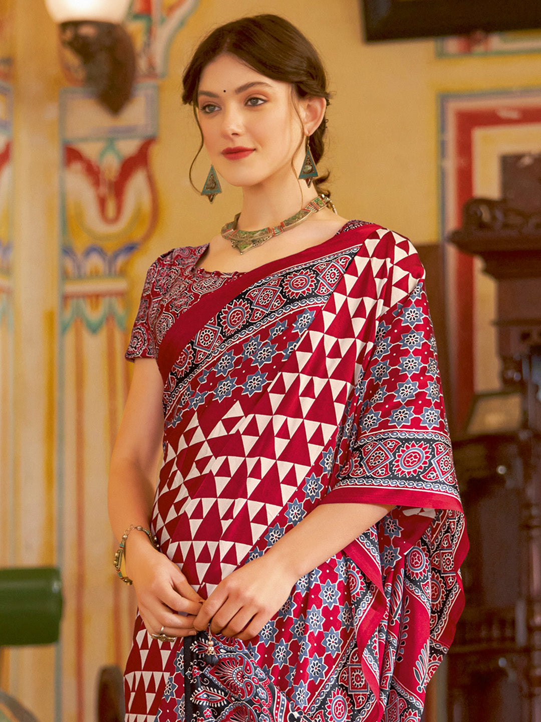 Women's Crepe Printed Designer Saree With Blouse Piece