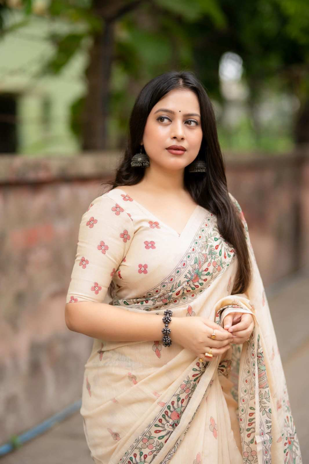 Soft linen saree with shaded style prints.