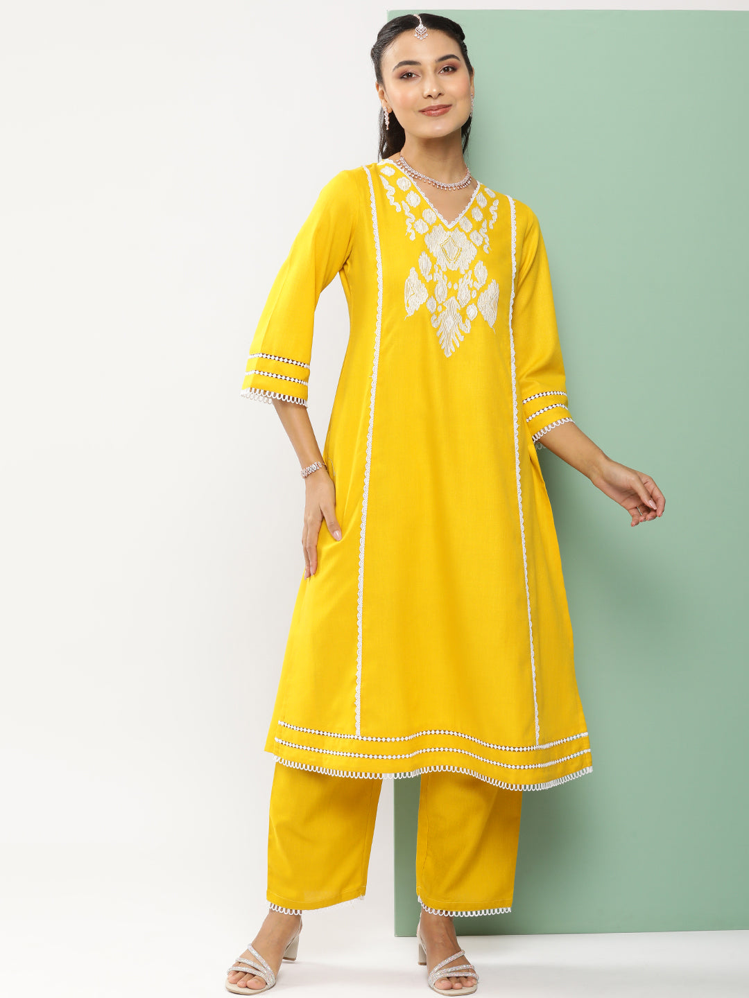 Women Ethnic Motifs Embroidered Regular Thread Work Kurta with Palazzos