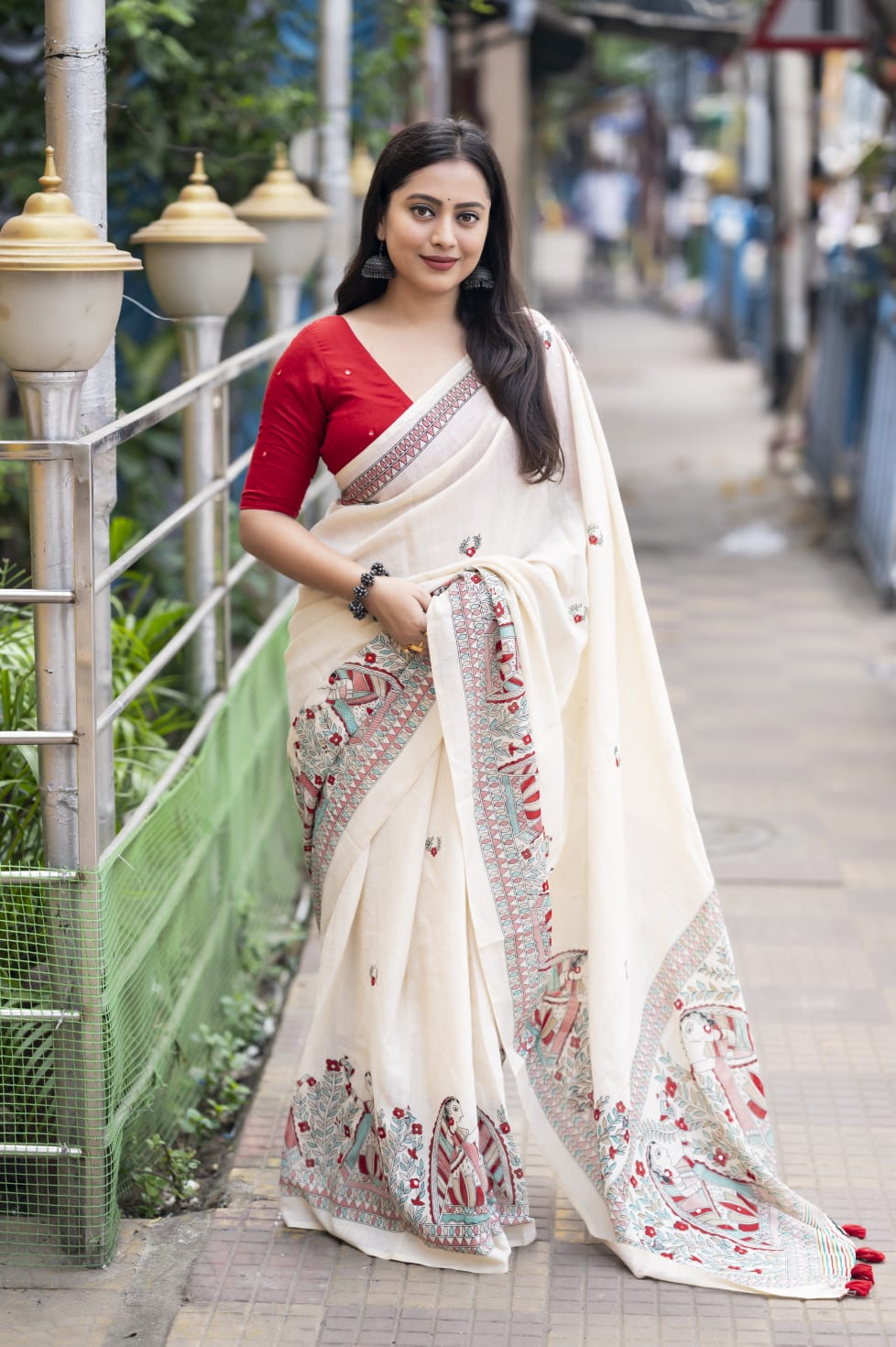 Soft linen saree with shaded style prints.