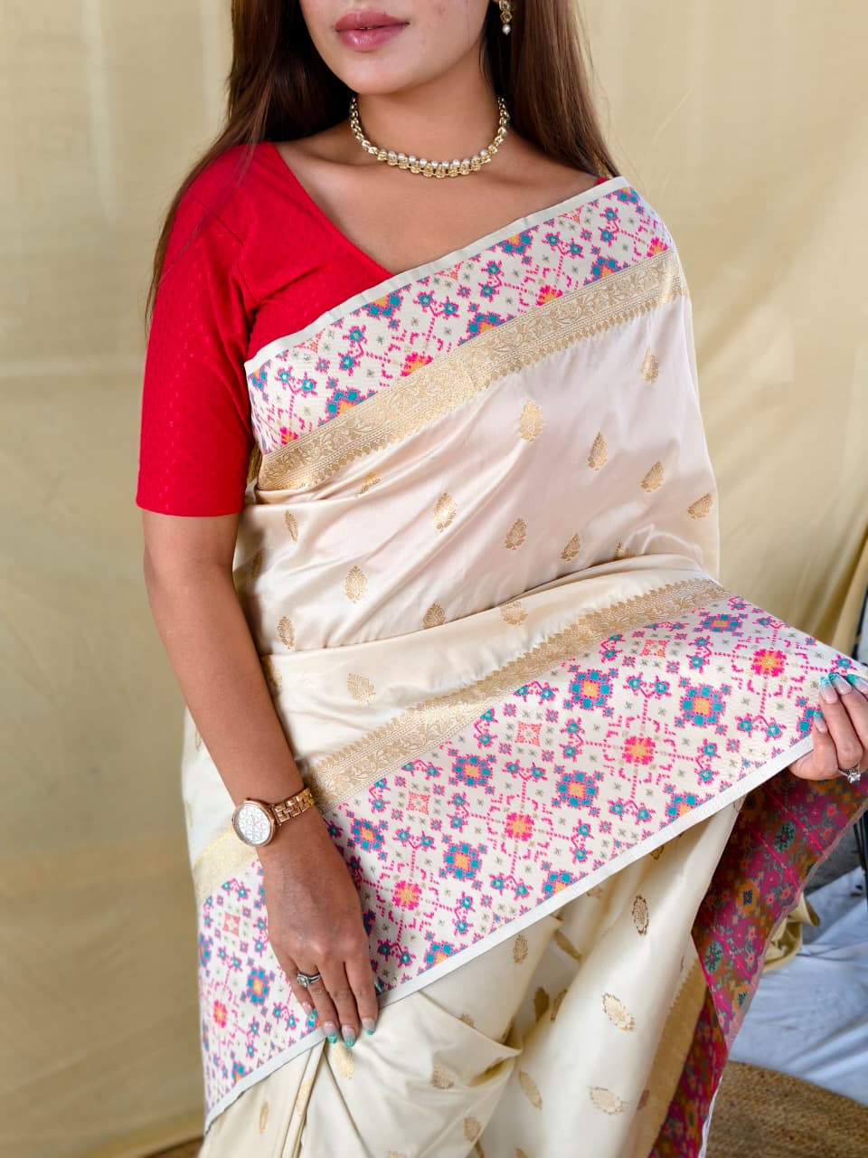 soft silk saree in pure white. Beautifully enhanced with Patola-inspired meenakari weaving on both borders, the saree features a richly woven pallu that adds a royal touch