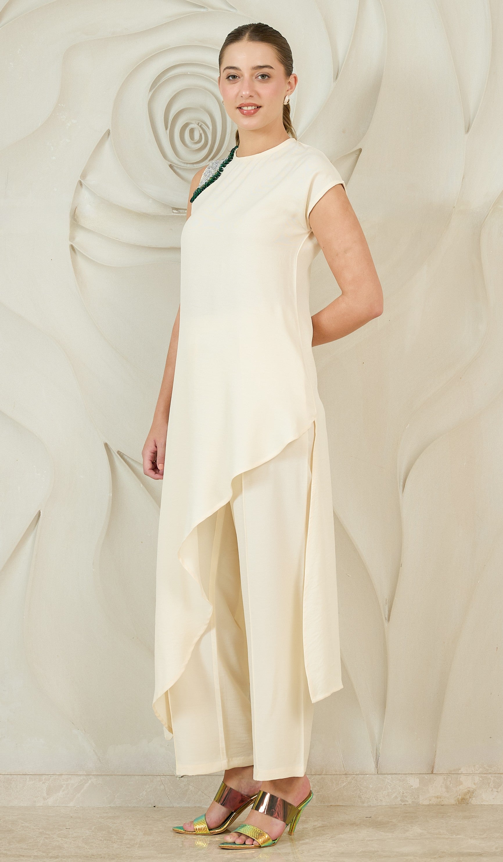 Women Solid Embroidered Linen Kurta with Trousers