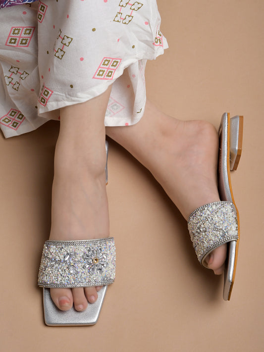 حذاء مسطح فضي مزين من Shoetopia للنساء والفتيات