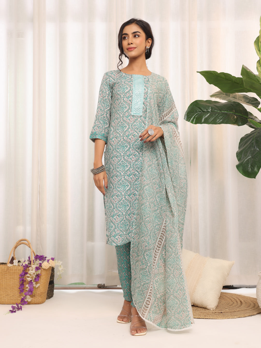 Women Ethnic Printed kurta with Trousers & Dupatta