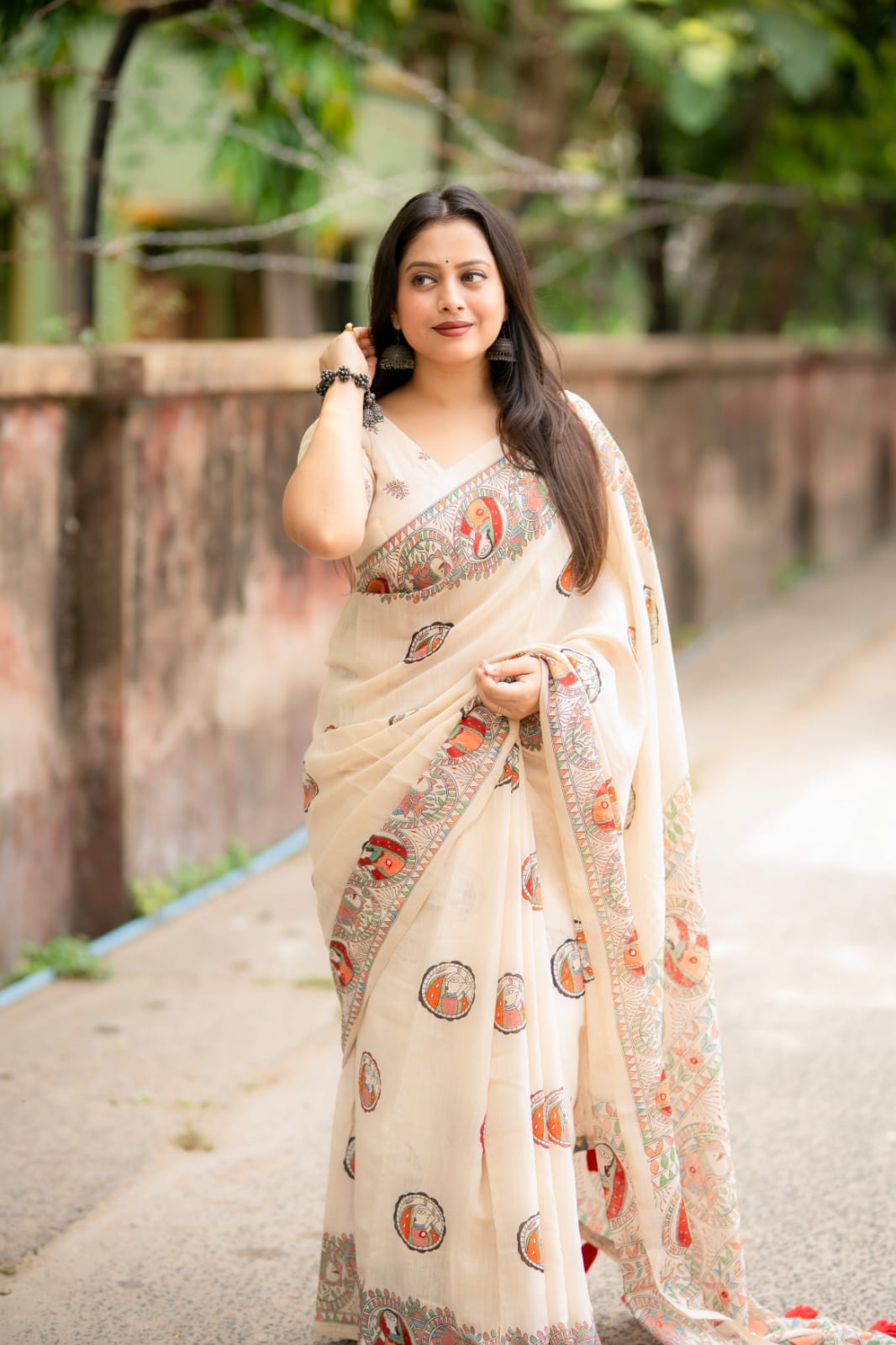 Soft linen saree with shaded style prints.
