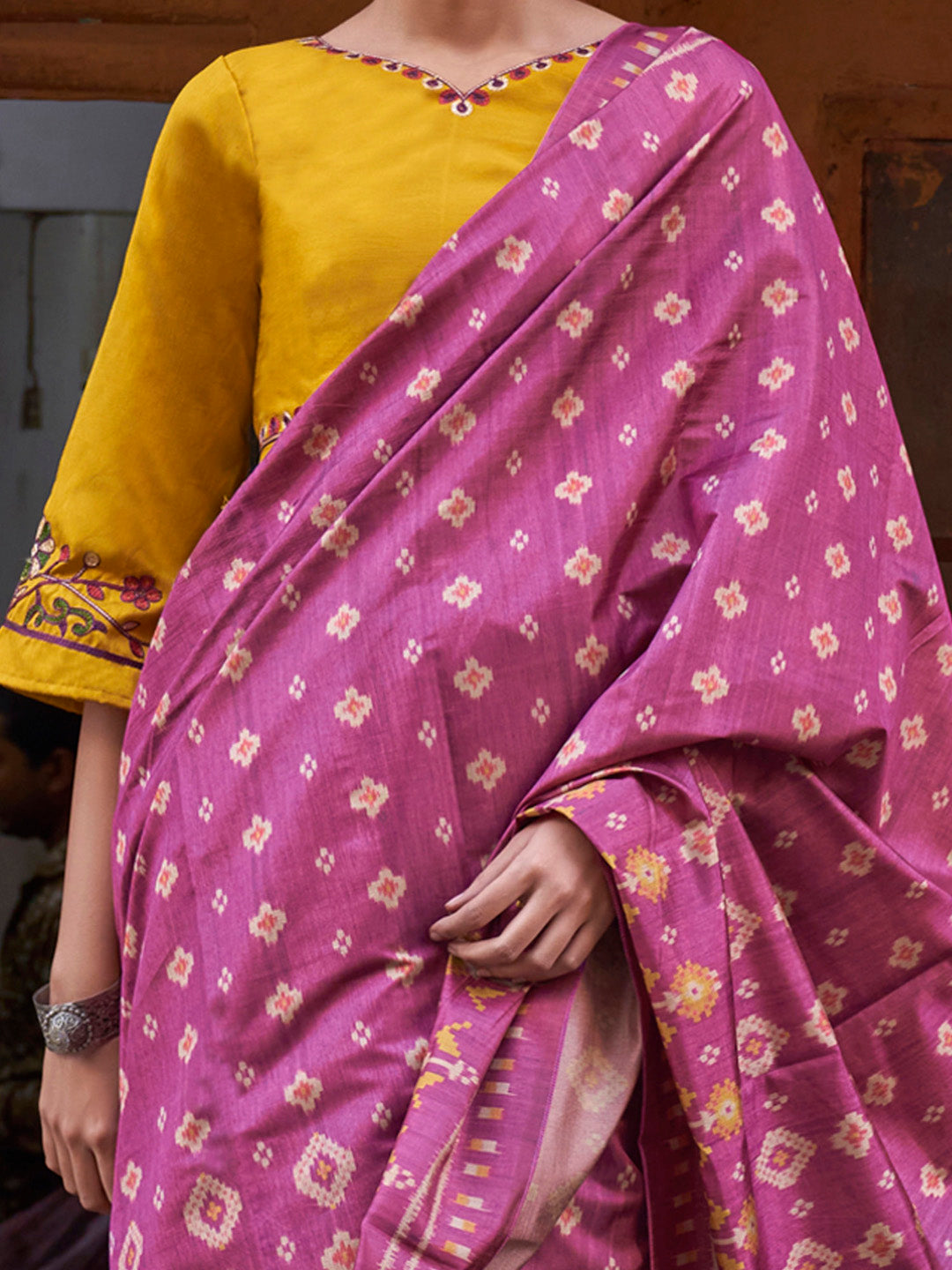 Women's Silk Blend Magenta Printed Designer Saree With Blouse Piece