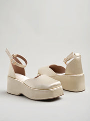 حذاء Shoetopia الأنيق باللون الذهبي الأنيق للنساء والفتيات
