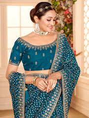 ساري نسائي من حرير فيتشيترا الأزرق مزين بتطريزات، مع قطعة بلوزة.