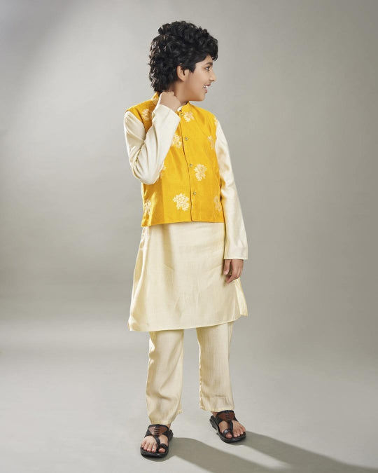 Boys off white kurta pajama with a jacquard booti jacket