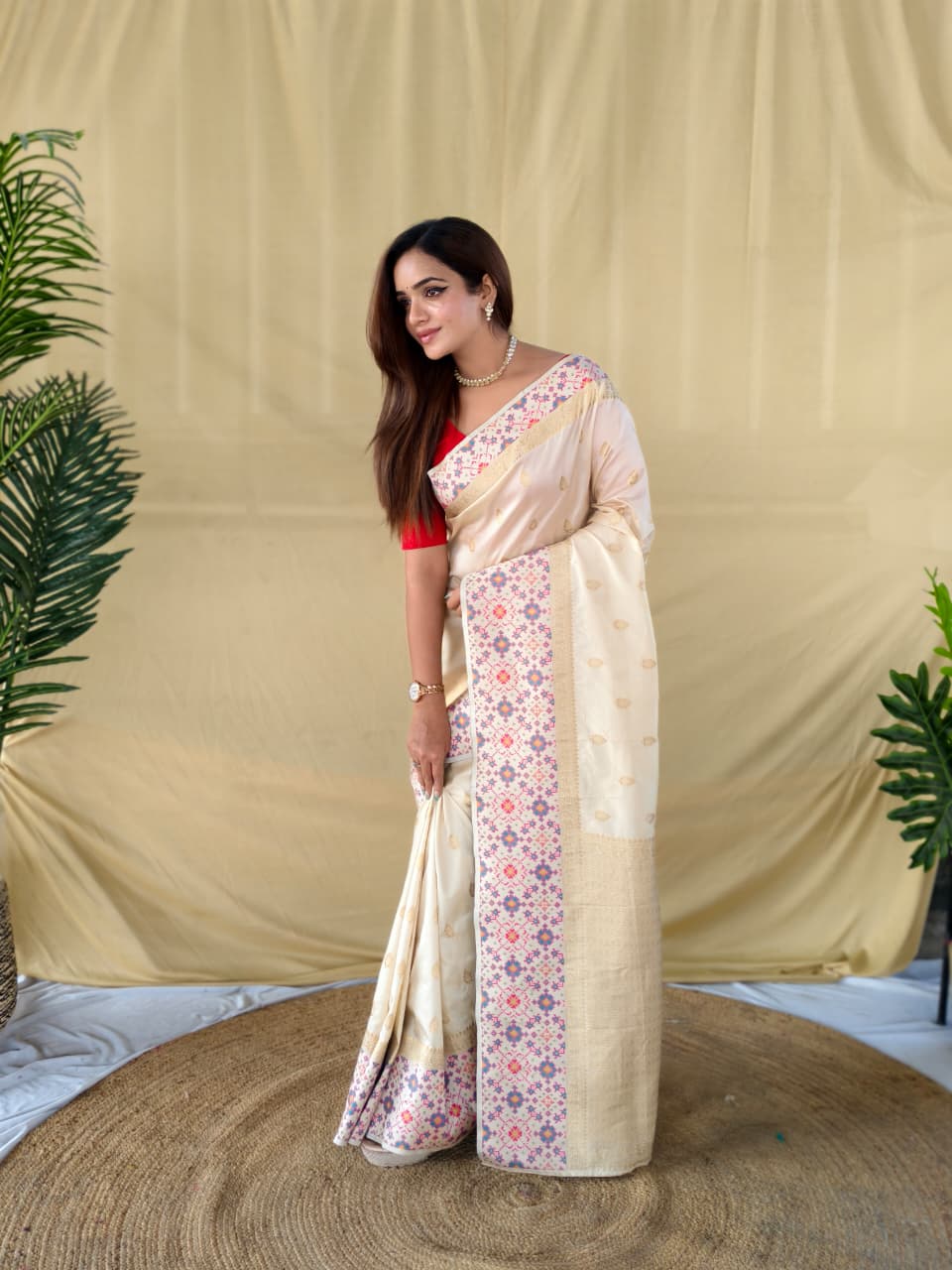 soft silk saree in pure white. Beautifully enhanced with Patola-inspired meenakari weaving on both borders, the saree features a richly woven pallu that adds a royal touch