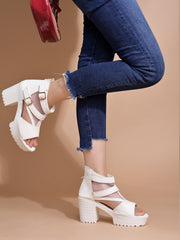 حذاء Shoetopia أبيض مفتوح الأصابع مع مشابك