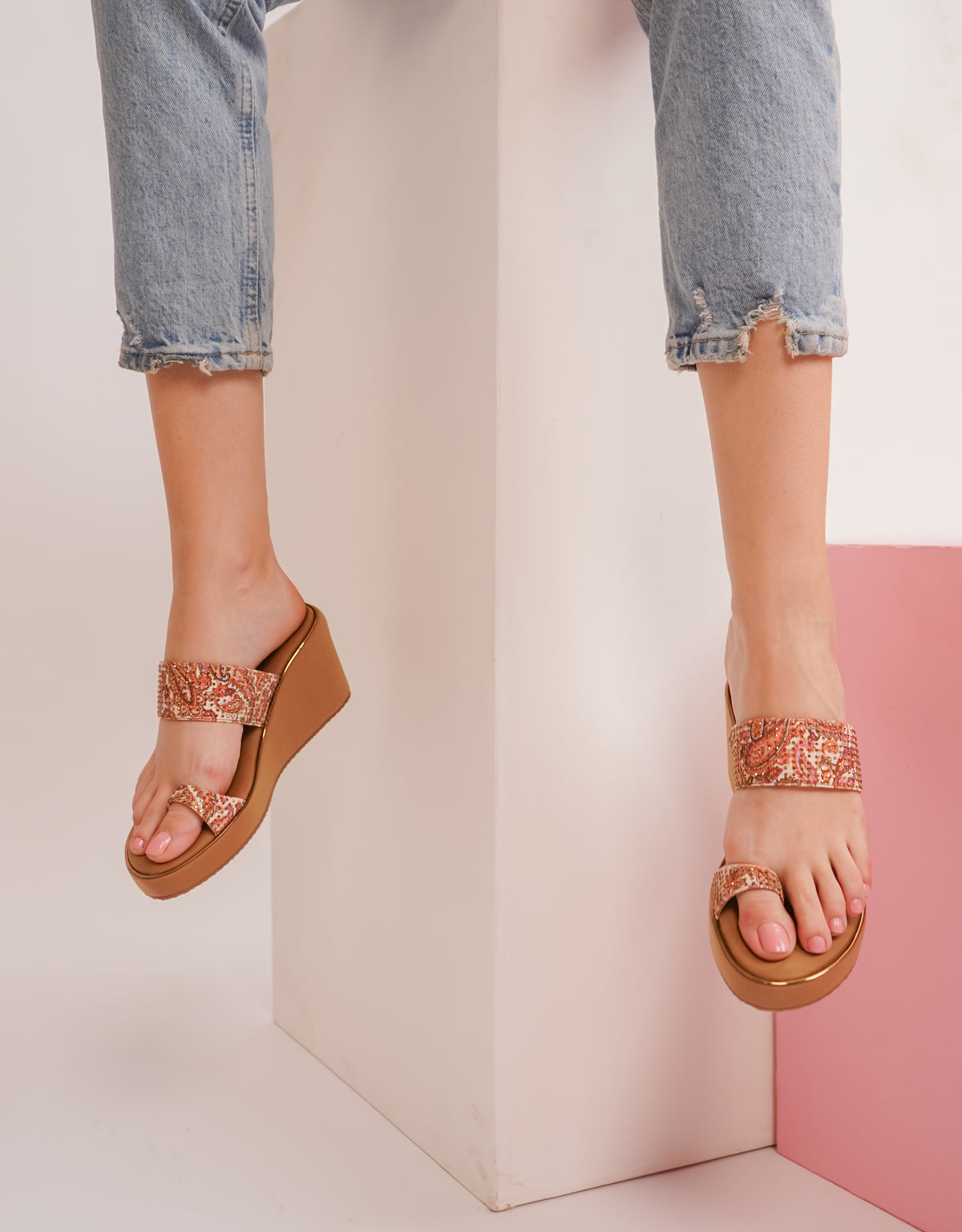 صندل أنيق مفتوح من الخلف بكعب إسفيني 3 بوصات