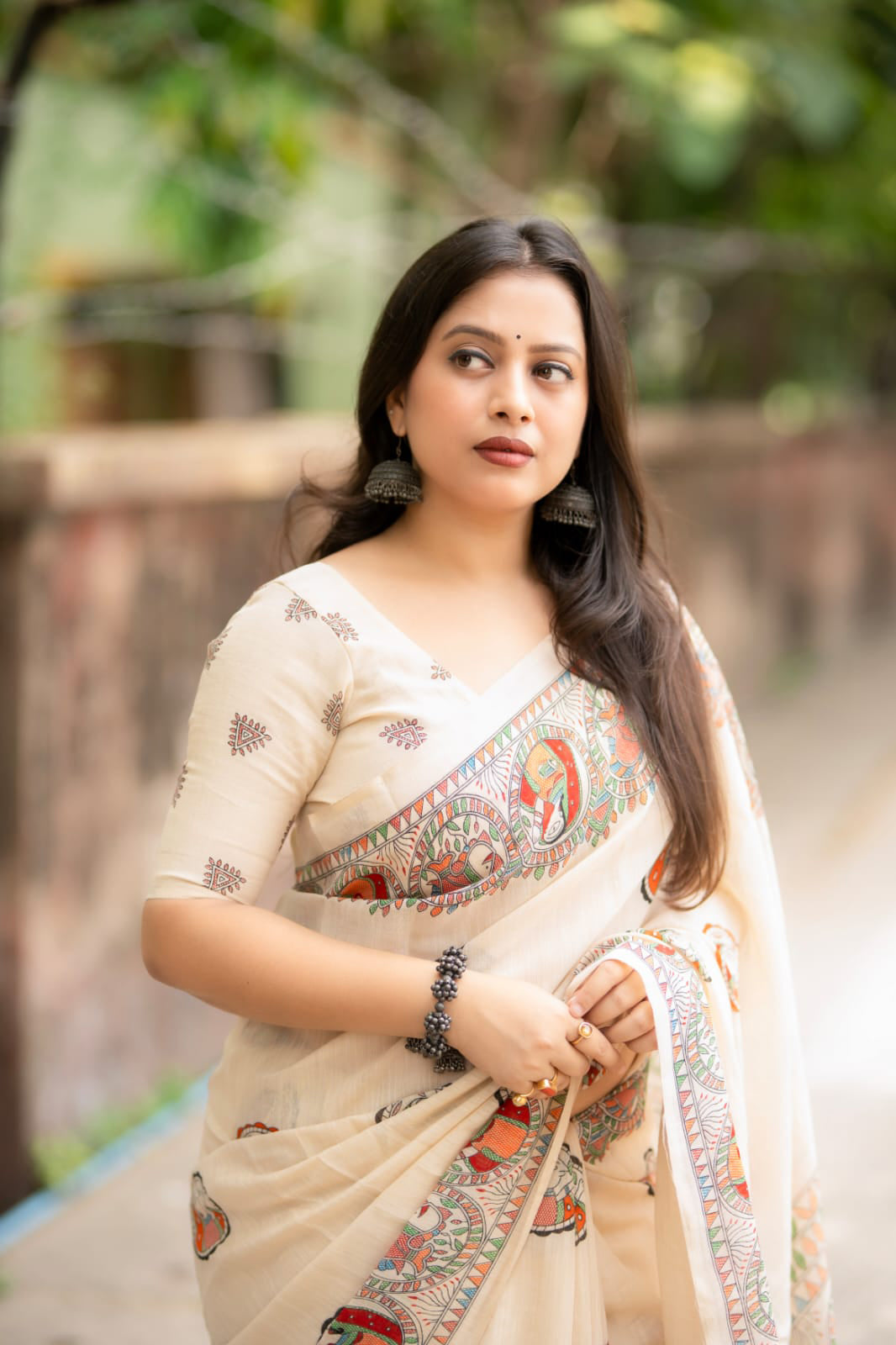 Soft linen saree with shaded style prints.