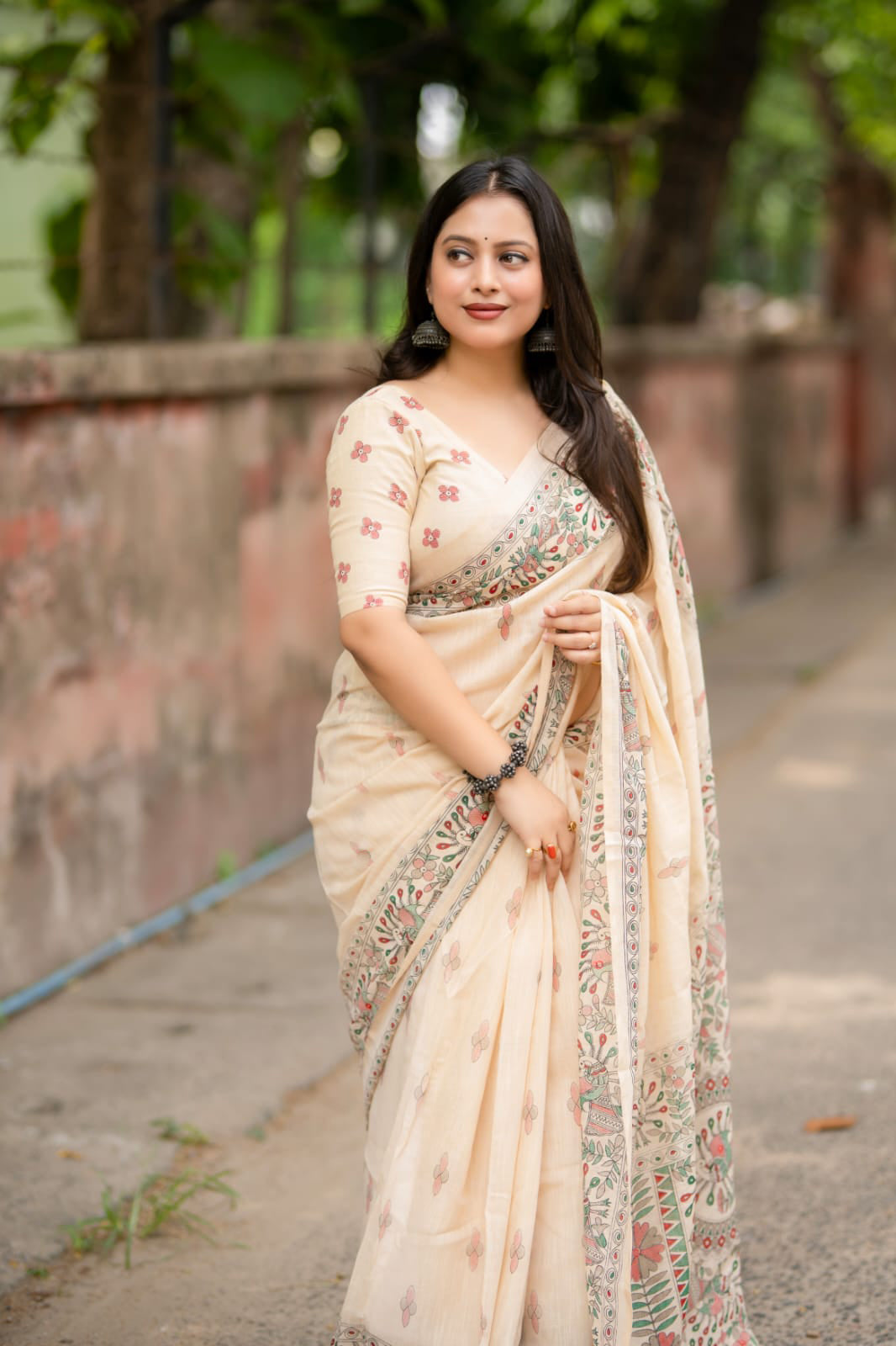 Soft linen saree with shaded style prints.