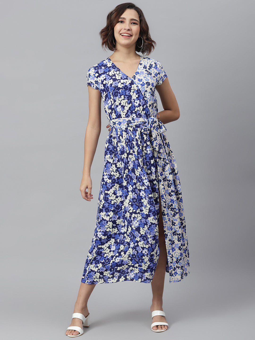 فستان نسائي ملفوف مطبوع باللونين البنفسجي والأبيض مع لوحة متباينة