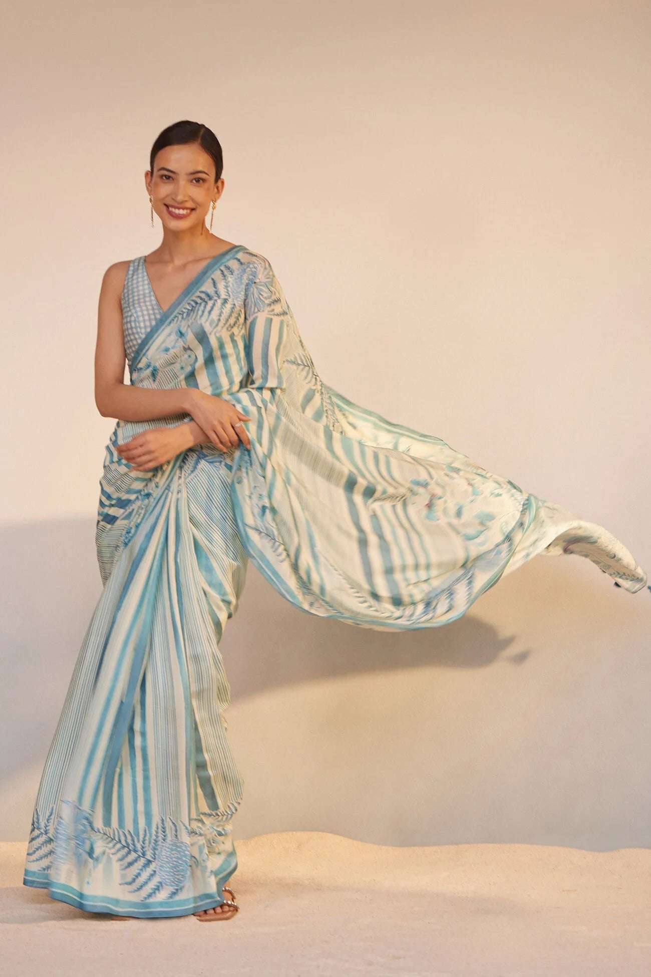 Soft-linen-saree-with-shaded-style-prints-sukoon