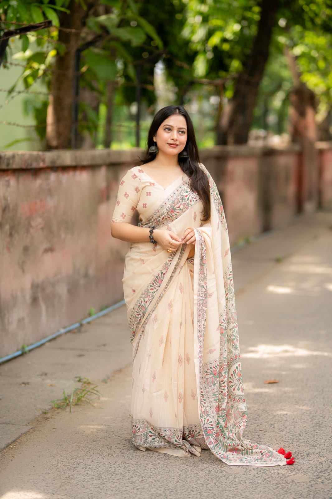 Soft linen saree with shaded style prints.