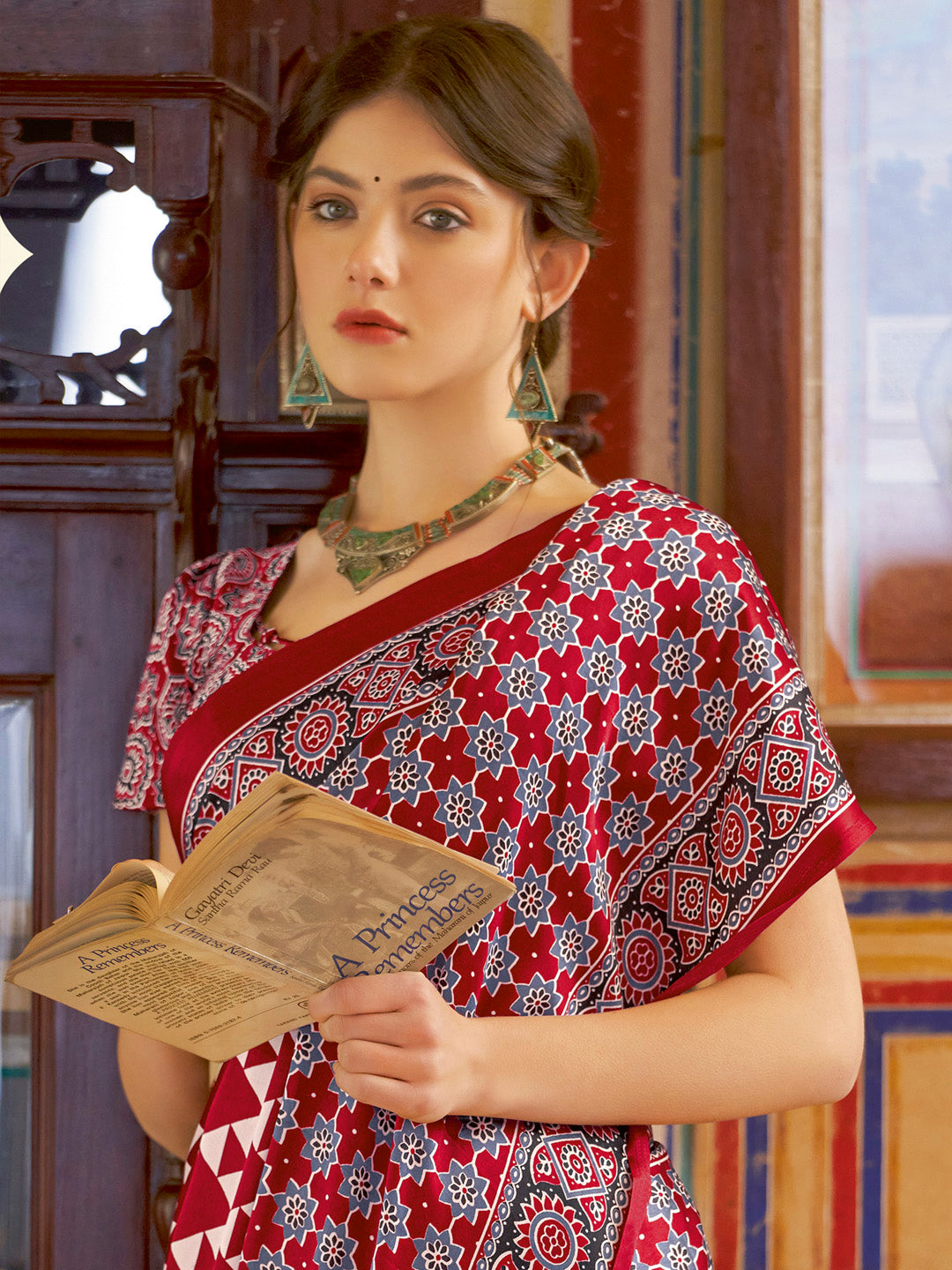 Women's Crepe Printed Designer Saree With Blouse Piece