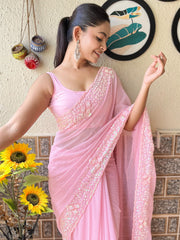 ساري نسائي من قماش الجورجيت الوردي مزين بتطريزات، مع قطعة بلوزة.