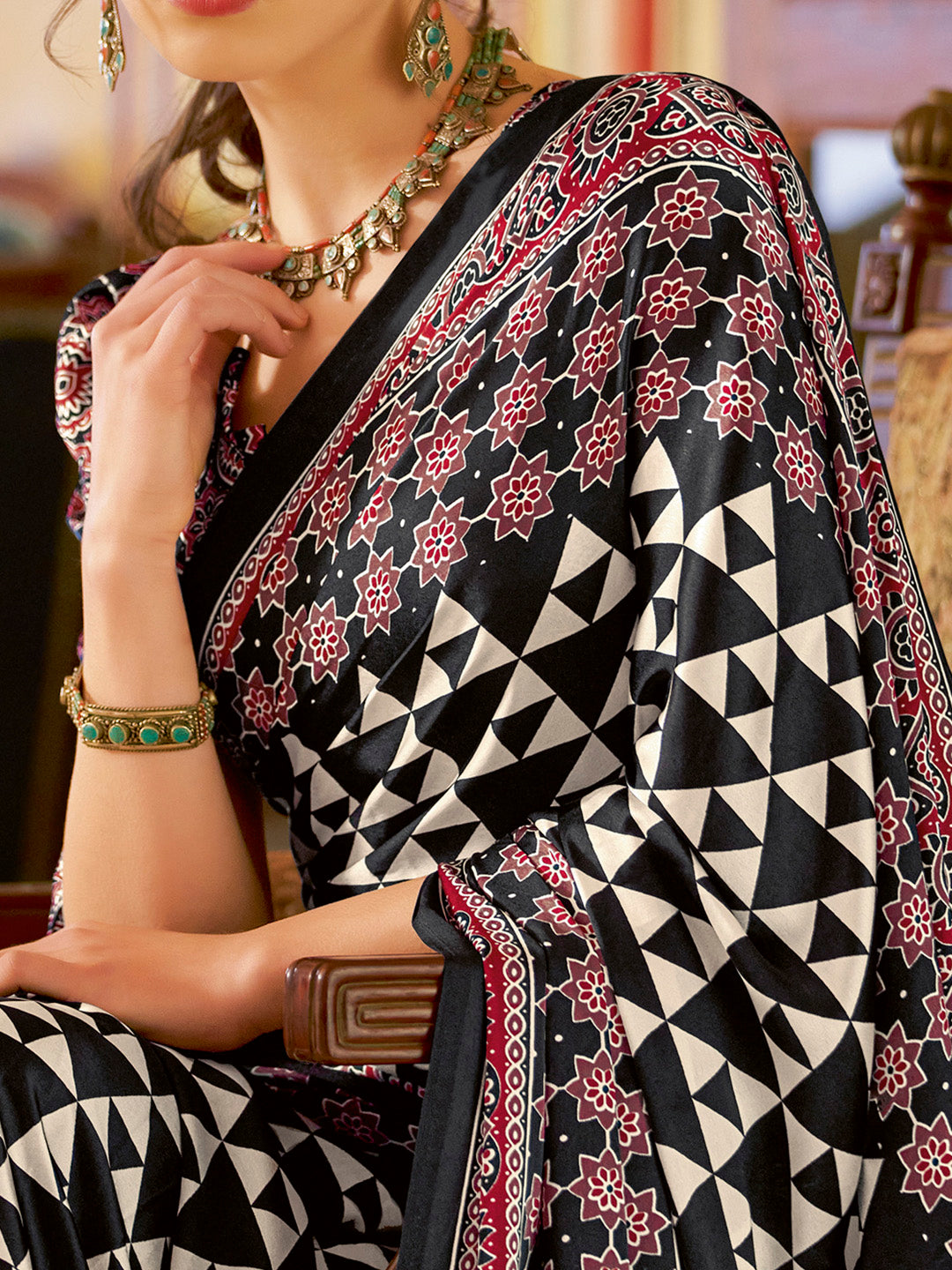 Women's Crepe Printed Designer Saree With Blouse Piece