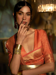 ساري نسائي من مزيج الحرير بلون الخوخ، منسوج يدوياً، مع قطعة بلوزة.