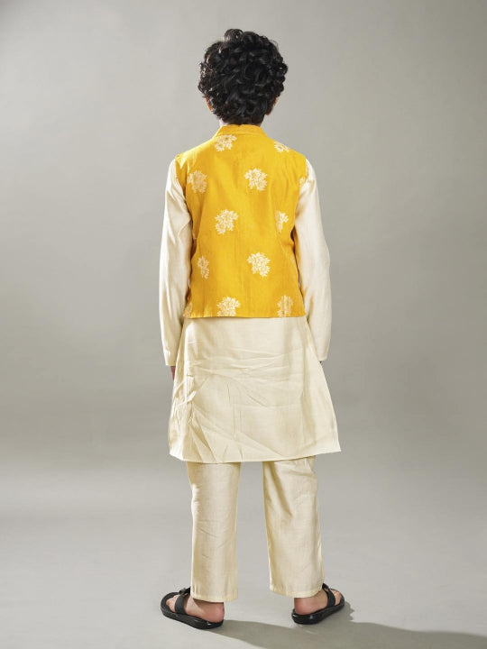Boys off white kurta pajama with a jacquard booti jacket