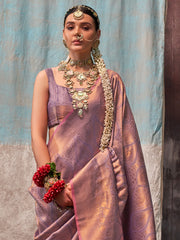 ساري نسائي من مزيج الحرير، بلون الموف، بتصميم منسوج، مع قطعة بلوزة.