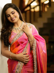 ساري نسائي وردي اللون مزين بتطريزات، مع قطعة بلوزة