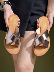 حذاء مسطح رمادي اللون مزين بأشرطة متقاطعة من Shoetopia للنساء