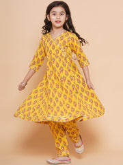 Placement Print Three-Fourth Sleeves Knee length Cotton Kurta With Trouser - Yellow