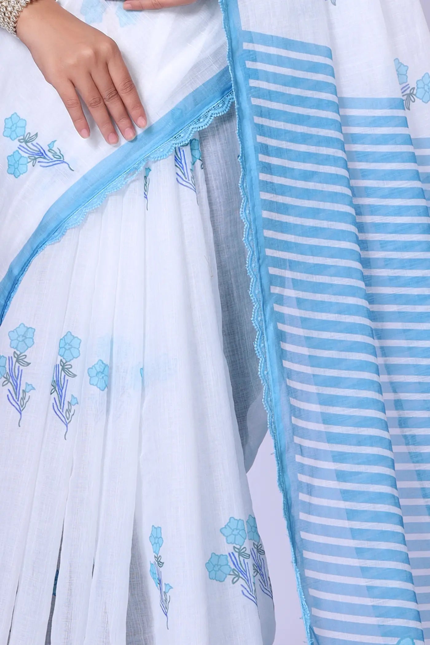Soft-linen-saree-with-shaded-style-prints-bluecrochet
