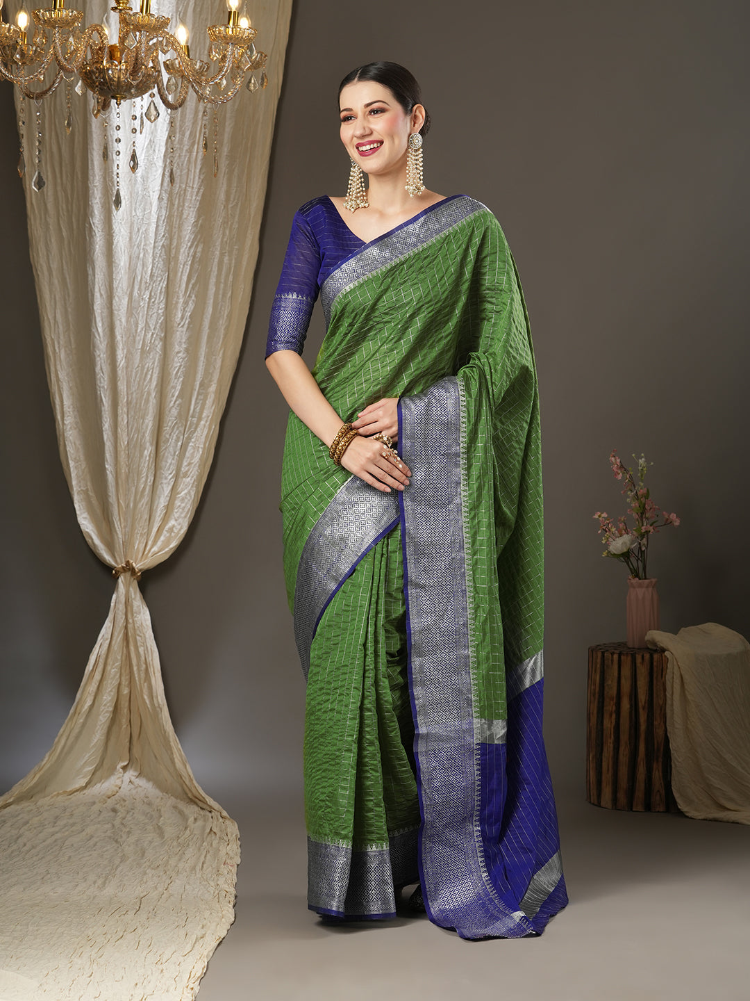 Women's Aura Silk Green WovenDesign DesignerSaree With Blouse Piece