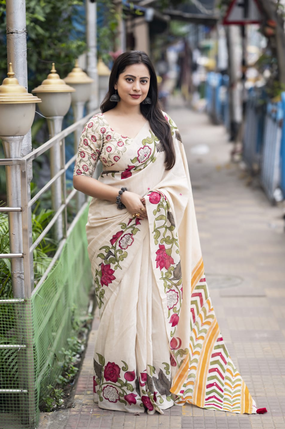 Soft linen saree with shaded style prints.
