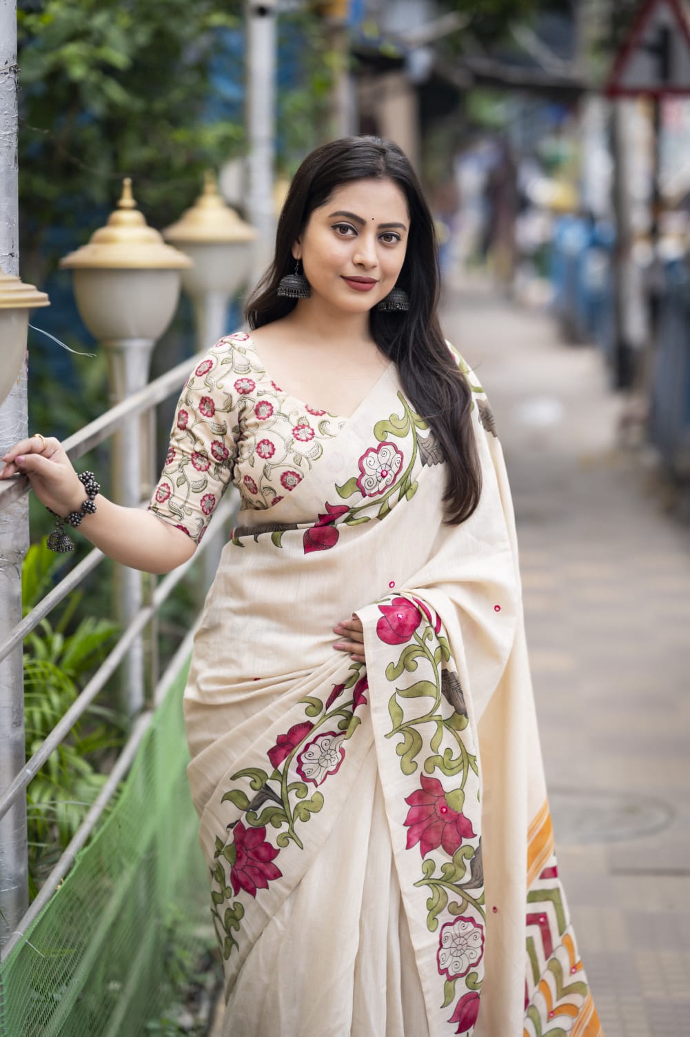 Soft linen saree with shaded style prints.
