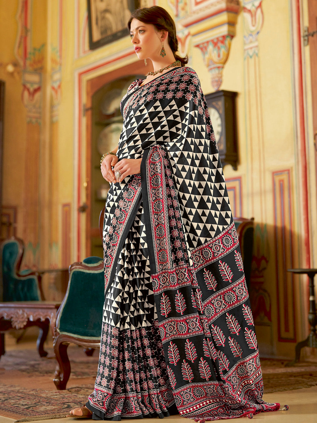 Women's Crepe Printed Designer Saree With Blouse Piece