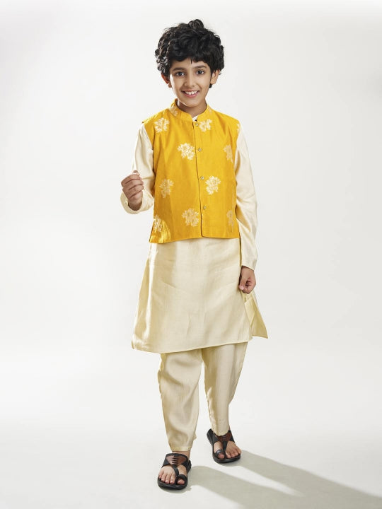Boys off white kurta pajama with a jacquard booti jacket